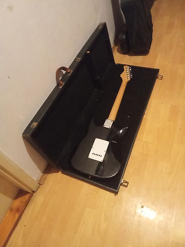 Gitare: Električna gitara tipa Stratocaster u sunburst finišu, sa belim — 4