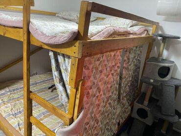все из дерева: Двухъярусная кровать из светлого дерева, предназначенная для экономии