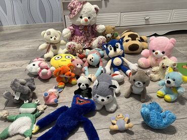Müxtəlif ölçülü və rəngli yumşaq, doldurulmuş oyuncaqlar dəsti. Dəstə