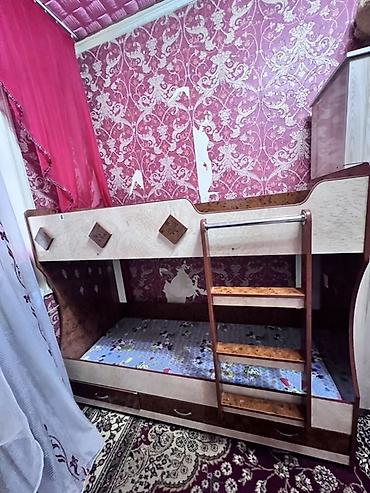 Двухъярусные детские кровати: Двухъярусная детская кровать с лестницей и ящиками для хранения — 1