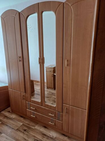 мебель из карельской березы: Спальный гарнитур, Б/у, Двуспальная кровать, Шкаф, Трюмо, Другая страна, Самовывоз, цвет - Бежевый