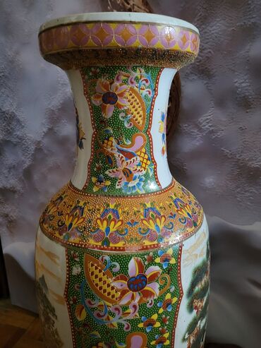 Ostali antikviteti: Velika vaza porcelanska,rucno reljefno oslikana 1950g+. Velika — 9