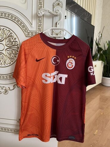 Kostyumlar: - Forma: Nike brendi 15 azn yenidir (s razmer) - T‑şört: Nike idman