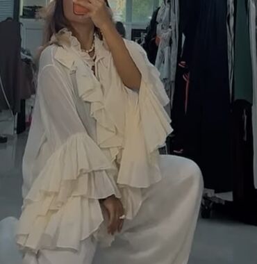 midi qadın ətəkləri: Gozel oversize model bluz baha alinib yenidir 60 azn