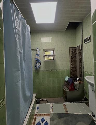 Продажа коттеджей и домов: 🏡 Продается просторный жилой дом в жилмассиве Ак-Орго! 📍 Адрес: ж/м — 12