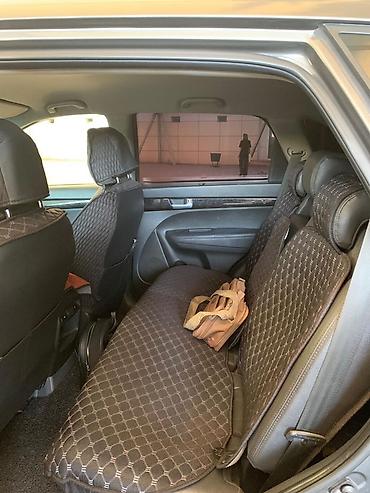 Kia: Kia Sorento SUV - Kuzov: tünd boz rəng, 5 qapı, dam relsləri və yan — 12