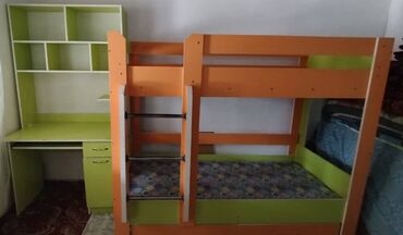 продаю спалный: Детская двухъярусная кровать с рабочим столом и полками. Кровать