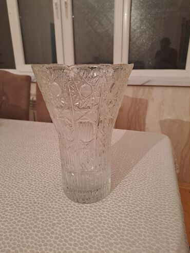 Təmir və tikinti: Bir vaza, Xrustal