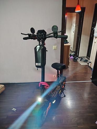 scooter icaresi: Elektrik skuter E-scooterin Scorpion modeli şarj cihazı üstündə — 1