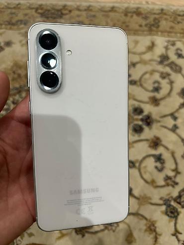 google pixel 6 pro ekran: Smartfon – tam ekranlı dizayn, mərkəzi “punch‑hole” ön kamera kəsiyi - — 5