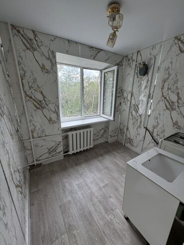 квартира 3 комнаты ипотека: 1 бөлмө, 30 кв. м, Хрущевка, 3 кабат, Евроремонт