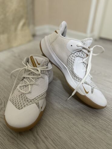 волейбольная обувь: Продаю кроссовки оригинал брали за 12000 продаю за 5500 размер 42
