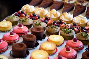 работа для художника: 🍰 В кондитерский цех требуются девушки! Мы — современный кондитерский