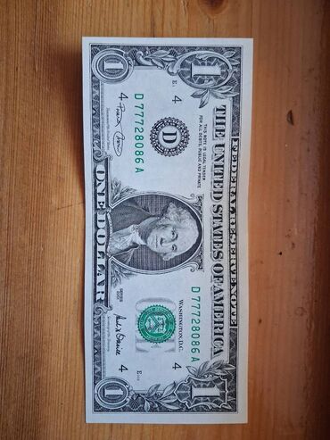 стоимость старых бумажных денег: 2001-ci il buraxılışlı 1 ABŞ dolları. Arxasında məşhur piramida və göz