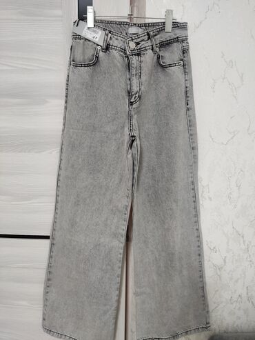 женские джинсовые шорты с завышенной талией: Серые джинсы свободного кроя - Фасон: прямые широкие брючины