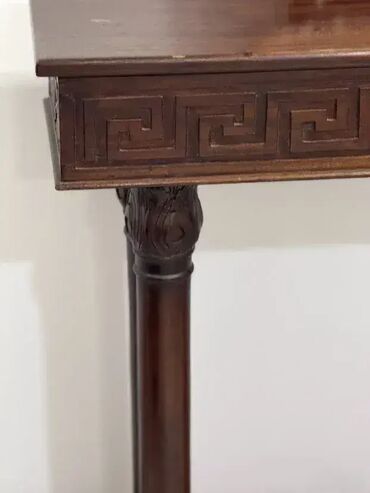 kreveti samci sa fiokom: Stilska konzola 🪑✨ Konzola u sasvim korektnom stanju, osim što