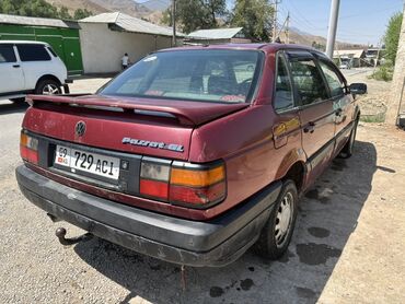 обмен с моей доплатой: Volkswagen Passat: 1988 г., 1.8 л, Механика, Бензин, Седан