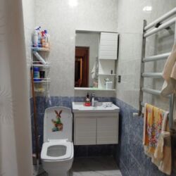 Uzunmüddətli kirayə mənzillər: 2 otaqlı tam əşyalı Kirayə ev verilir.Ev Qara Qarayev tərəfdədir.2 ci — 10