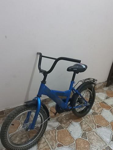 Uşaq velosipedi – mavi rəng arxa tekeri patrlayıb amma 3 manatlıq