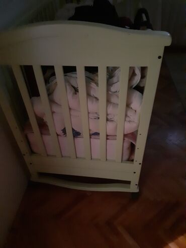 kolica za bebe: Veoma povoljno prodajem krevetac za bebe sa dusekom. Krevetac je jako