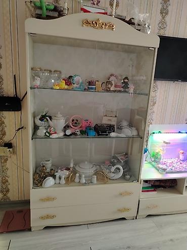 Desd qiyməti Şkaf vitrina və TV stendi dəsti - Rəng: krem/bej, qızılı