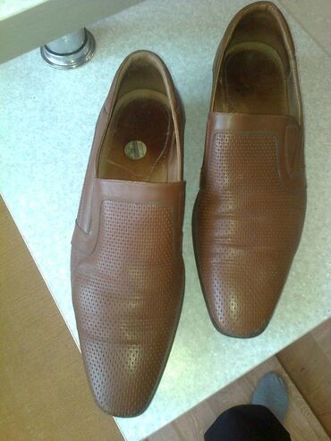 обувь 44 размер: Туфли мужские б/у, но состояние отличное: коричневые, одеты
