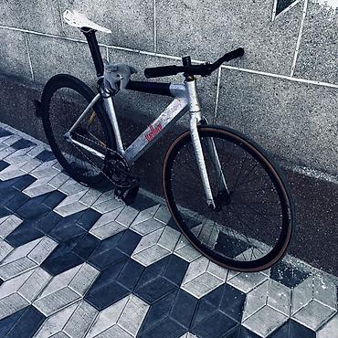Велосипеды: Фикс-байк (fixed gear) с трековой геометрией и прямым рулём. Основные — 4