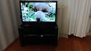 Samsung LCD televizor və şüşə TV stendi - Ekran: təxmini 32–40 düym