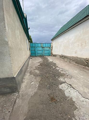 Продажа коттеджей и домов: Продаю дом в центре города Балыкчы. Рядом городская больница, вещевой — 21