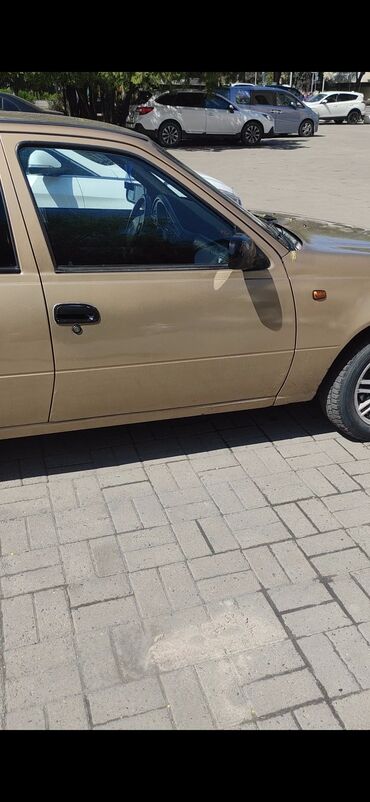 корейские автомашины: Автомобиль Daewoo Nexia золотистого цвета с механической коробкой