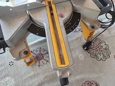 Ostali alati i mašine: Potezni ger DeWalt DWS sa postoljem DeWalt DE – ODLIČNO! Potezni ger — 12