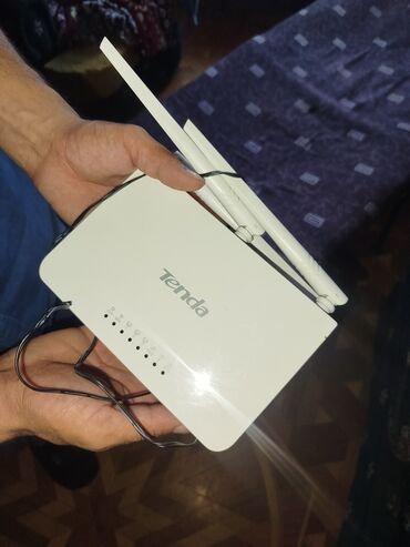 Modemlər və şəbəkə avadanlıqları: Ağ rəngdə, Tenda markalı simsiz router. Ev və ya ofisdə internet