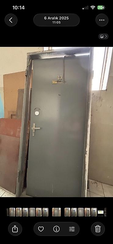 Metal giriş qapısı satılır. Tünd boz rəngli, sadə və möhkəm