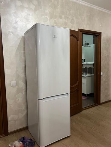 холодилники бу: Холодильник Indesit, Б/у, Двухкамерный, 65 * 185 *