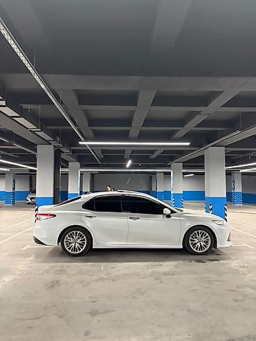 купит цивик: Toyota Camry (XV70), белый седан бизнес-класса. Кузов и внешний вид — 3