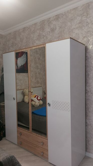 suse guzgu: Iki mebel birlikde satilir. biri dehliz mebelidir digeri yataq otagi