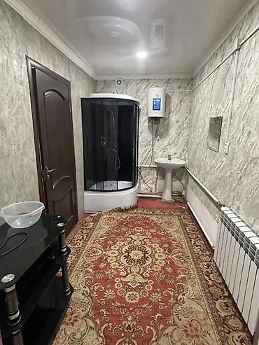 остановка: Сдаётся 2 комнаты, с мебелью, есть душ Планировка и оснащение: - — 1