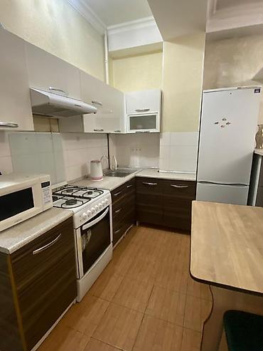 адна комнатная квартира: Сдается просторная 2-х комнатная квартира в элитном доме. Во дворе — 4