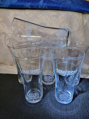 Čaše: Case nove Somersby Case sve na njima odsjaj od svetla. Komada 6 u — 4