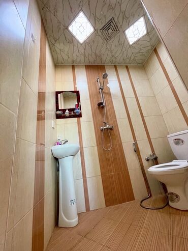 Həyət evləri və villaların satışı: 2 mərtəbəli həyət evi. Binə qəsəbəsi mərkəzdə.4 otaq, 3 hamam tualet — 21