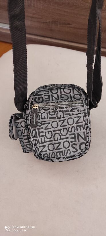 blejzer siv broj: Praktična torbica 2in1, kao nova, može se nositi preko ramena ili oko