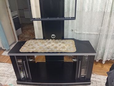 куплю тумбочку под телевизор: Тумба под телевизор черного цвета с подставкой. Подходит для установки