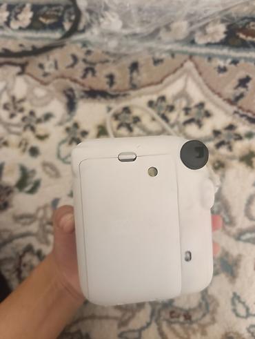 fujifilm instax mini 12: Fujifilm Instax Mini 12 — компактная моментальная камера белого цвета — 3