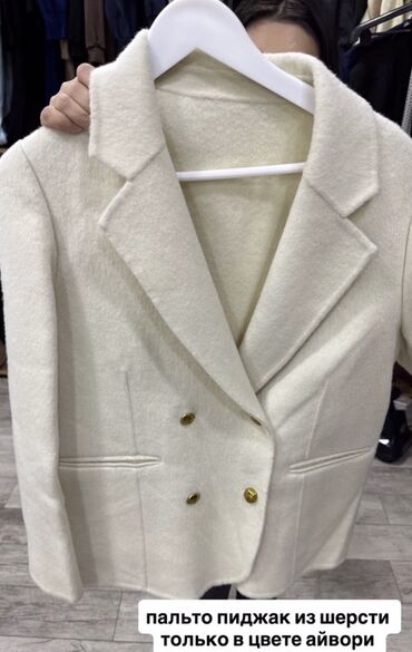 женские брючные костюмы больших размеров: Пальто-пиджак из шерсти, цвет айвори. - Двубортная застёжка на четыре