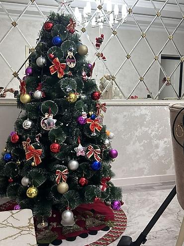 Yeni il ağacları: Bəzədilmiş süni Yeni il şam ağacı Ustundekilerlerle 150szn real — 2