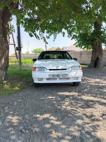 резина на авто: Ağ rəngdə, səliqəli görünüşə malik Lada sedan avtomobili. Təkərləri