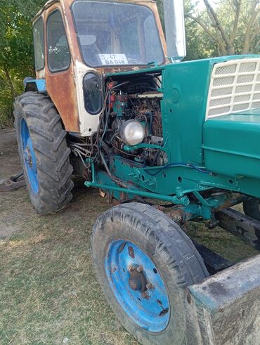 Traktorlar: Bu traktor kənd təsərrüfatı işləri üçün uyğundur. Təkərləri mavi