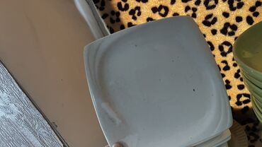 Посуда: Предлагается набор различной посуды, включающий круглые и квадратные — 2