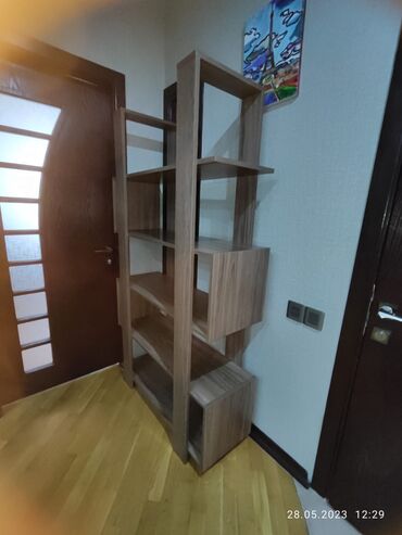 saat divar: Müasir dizaynlı açıq rəf sistemi - Material: ağac teksturalı