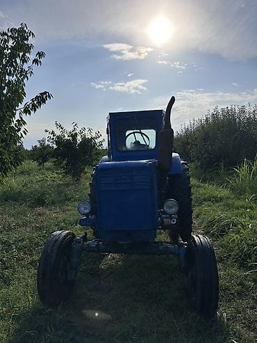 qoşqusu olan avtomobil: 2 si bir yerde idayl vezyitde satlırMavi rəngli təkərli traktor və — 1